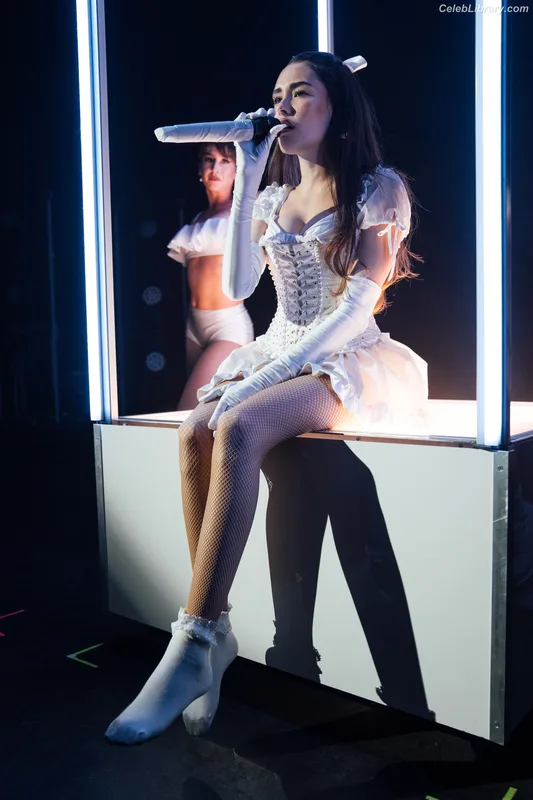 Madison Beer photo 4 of 3479