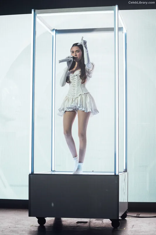 Madison Beer photo 1 of 3479