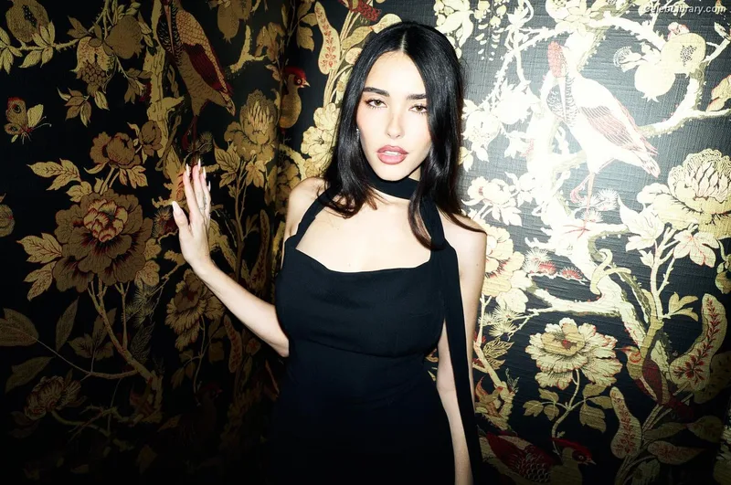 Madison Beer photo 6 of 3479