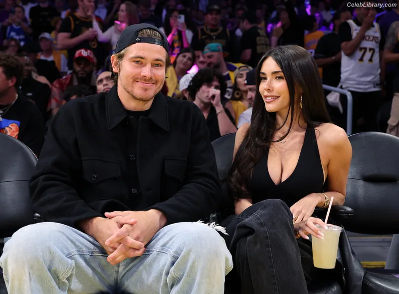 Madison Beer photo 1 of 3479