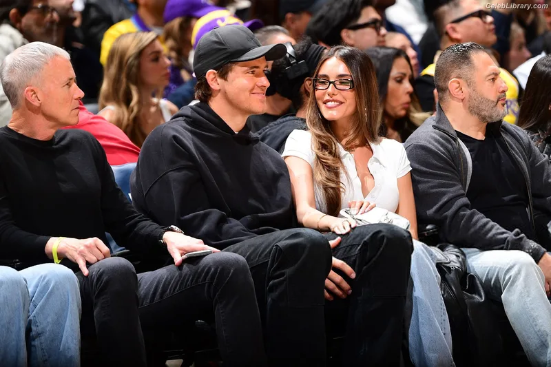Madison Beer photo 4 of 3479