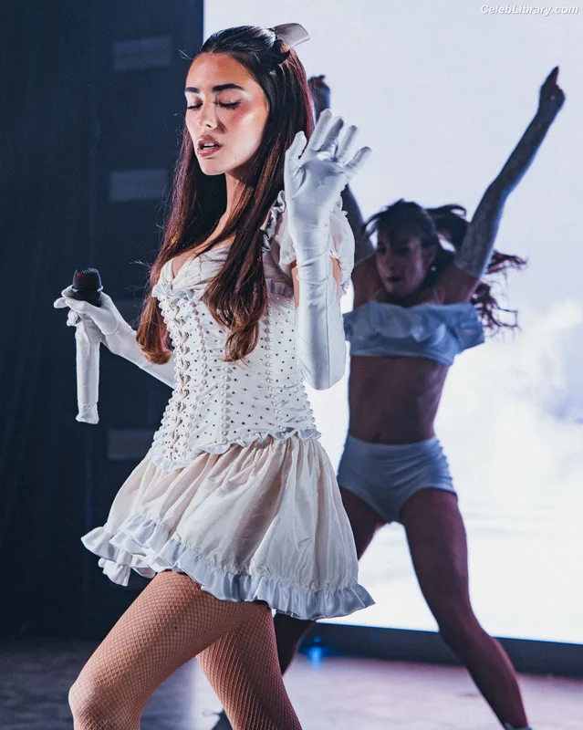Madison Beer photo 2 of 3479