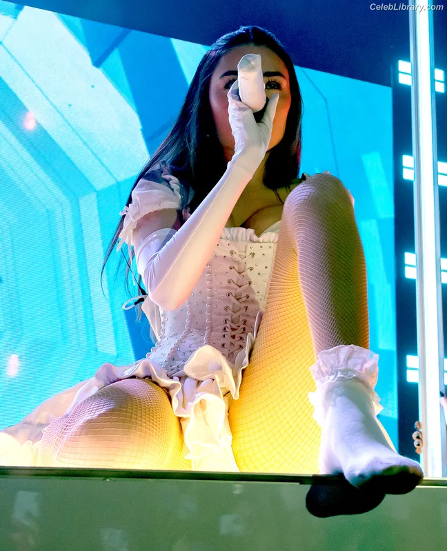 Madison Beer photo 11 of 3479