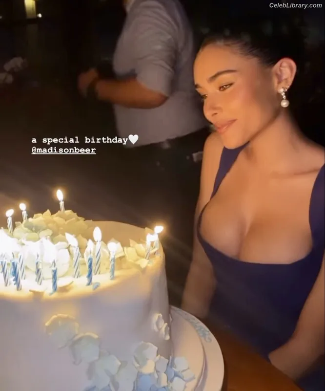 Madison Beer photo 16 of 3479