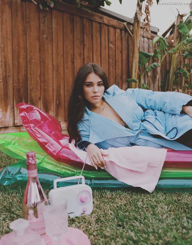 Madison Beer photo 24 of 3479