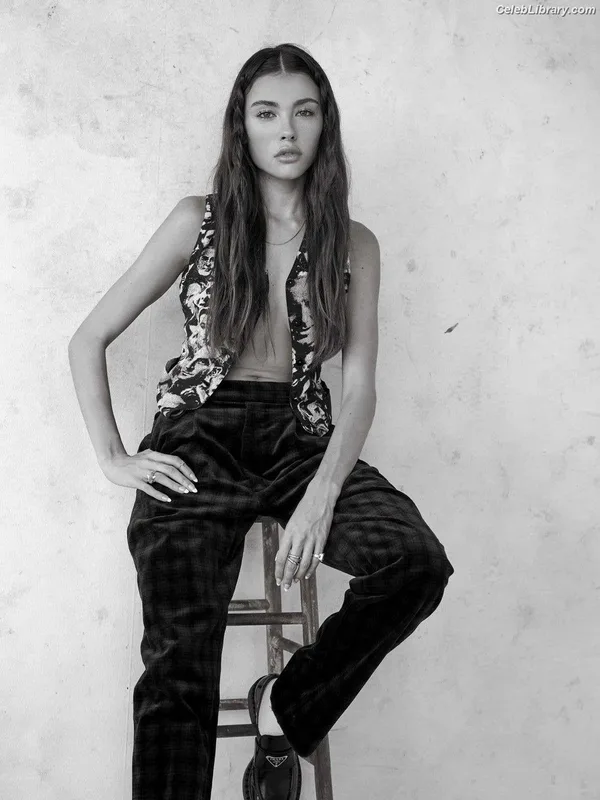 Madison Beer photo 15 of 3479