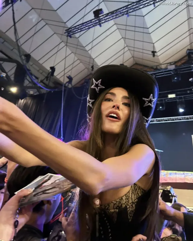 Madison Beer photo 15 of 3479