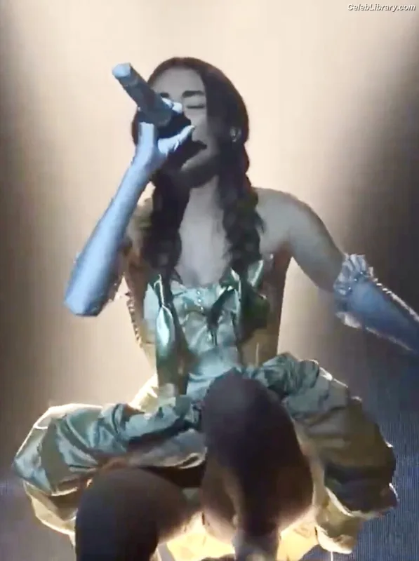 Madison Beer photo 8 of 3479