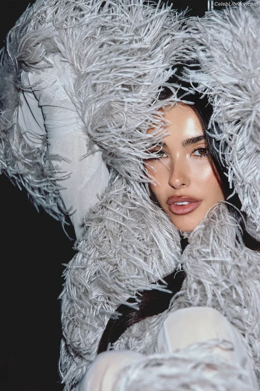 Madison Beer photo 5 of 3479