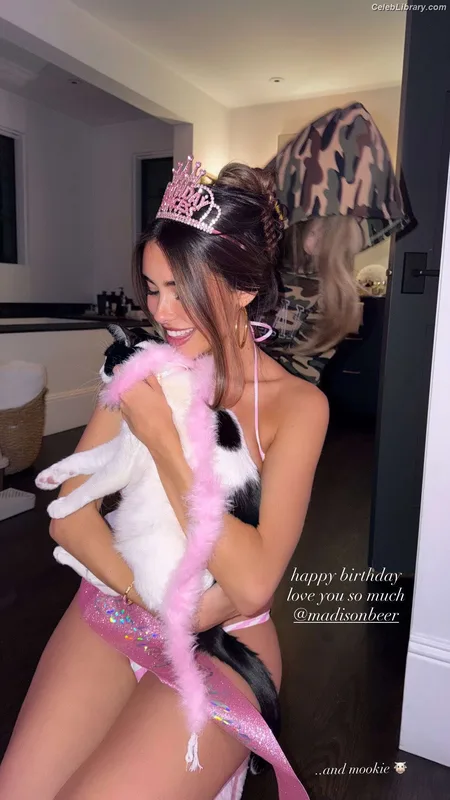 Madison Beer photo 21 of 3479
