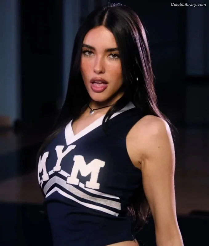 Madison Beer photo 24 of 3479