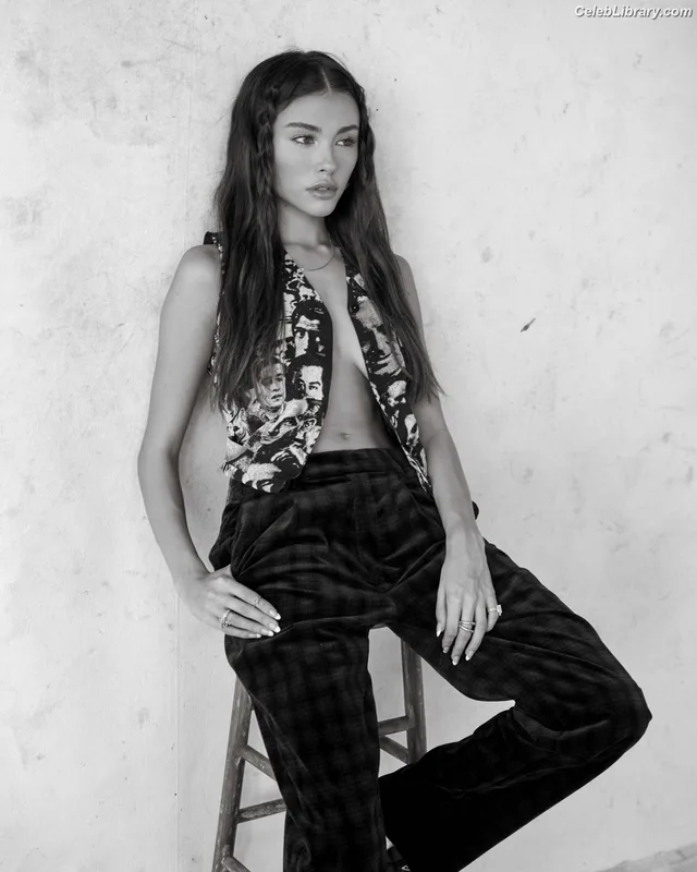 Madison Beer photo 24 of 3479