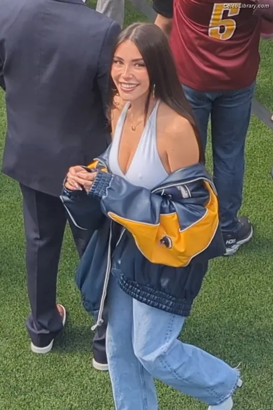 Madison Beer photo 21 of 3479