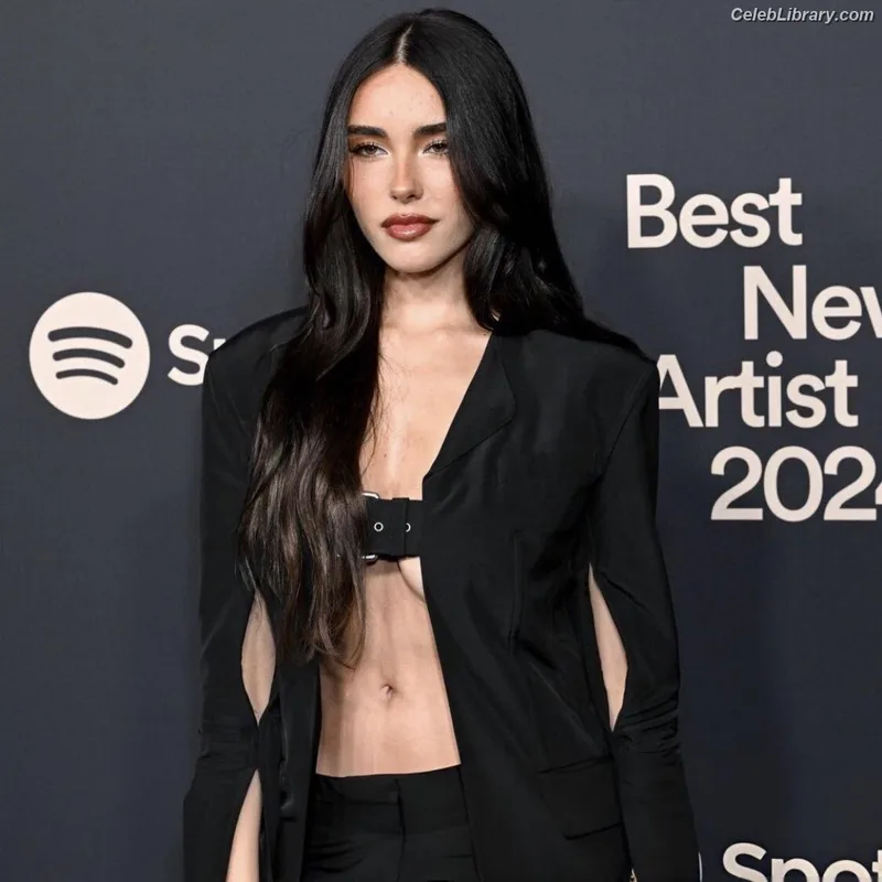 Madison Beer photo 19 of 3479