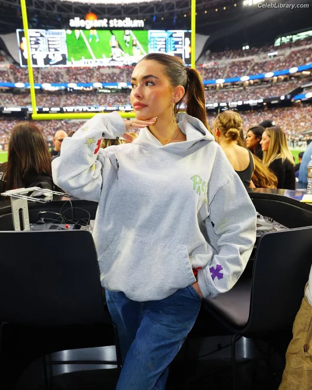 Madison Beer photo 4 of 3479