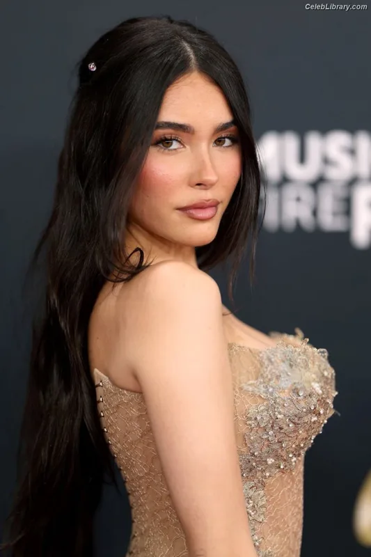 Madison Beer photo 6 of 3479