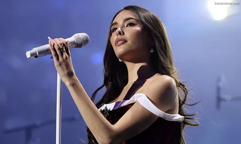 Madison Beer photo 16 of 3479
