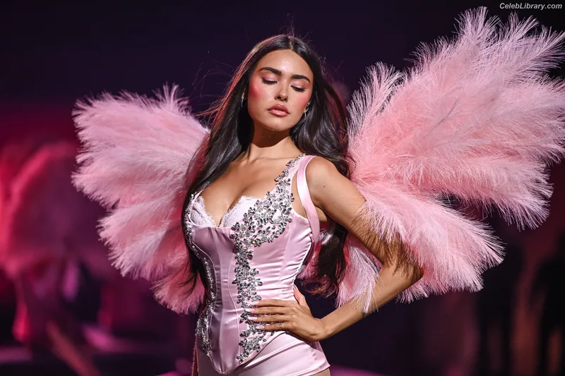 Madison Beer photo 24 of 3479