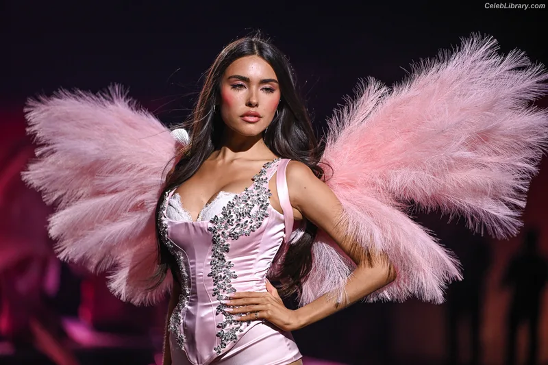 Madison Beer photo 3 of 3479