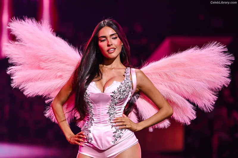 Madison Beer photo 7 of 3479