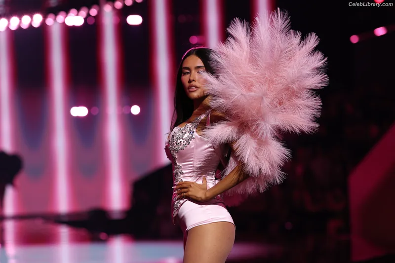 Madison Beer photo 24 of 3479
