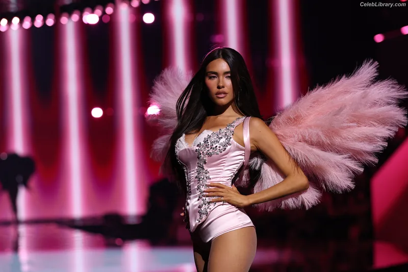 Madison Beer photo 1 of 3479
