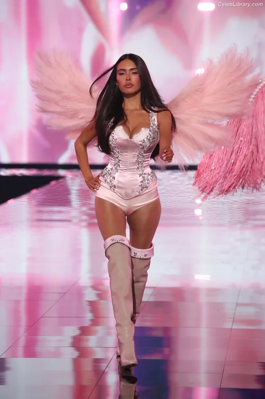 Madison Beer photo 15 of 3479