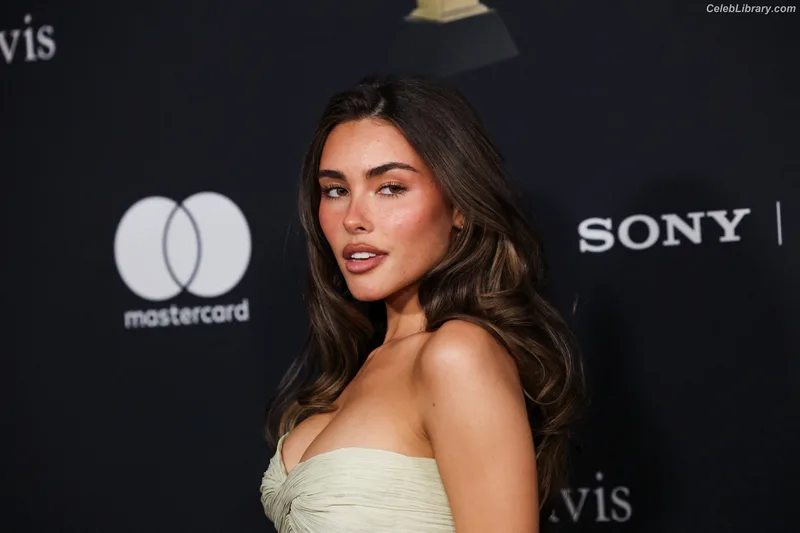 Madison Beer photo 20 of 3479