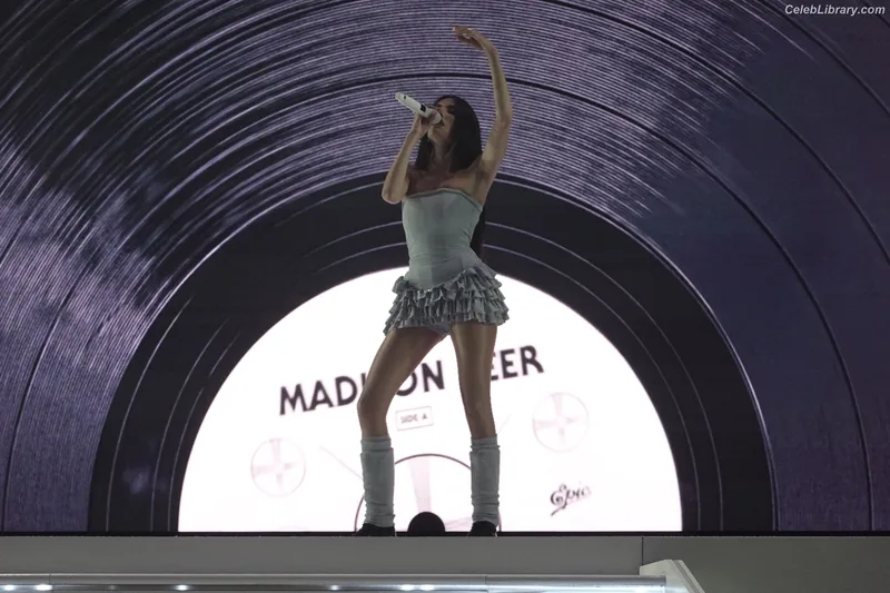 Madison Beer photo 2 of 3479