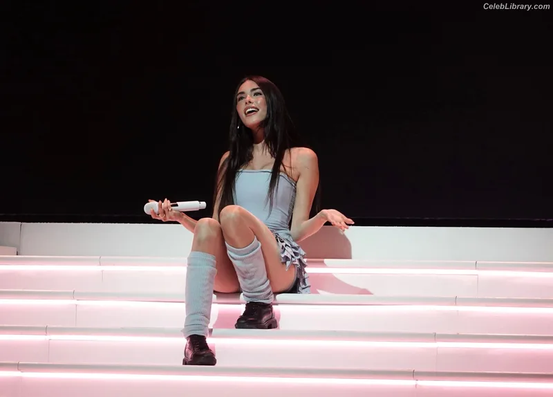 Madison Beer photo 13 of 3479