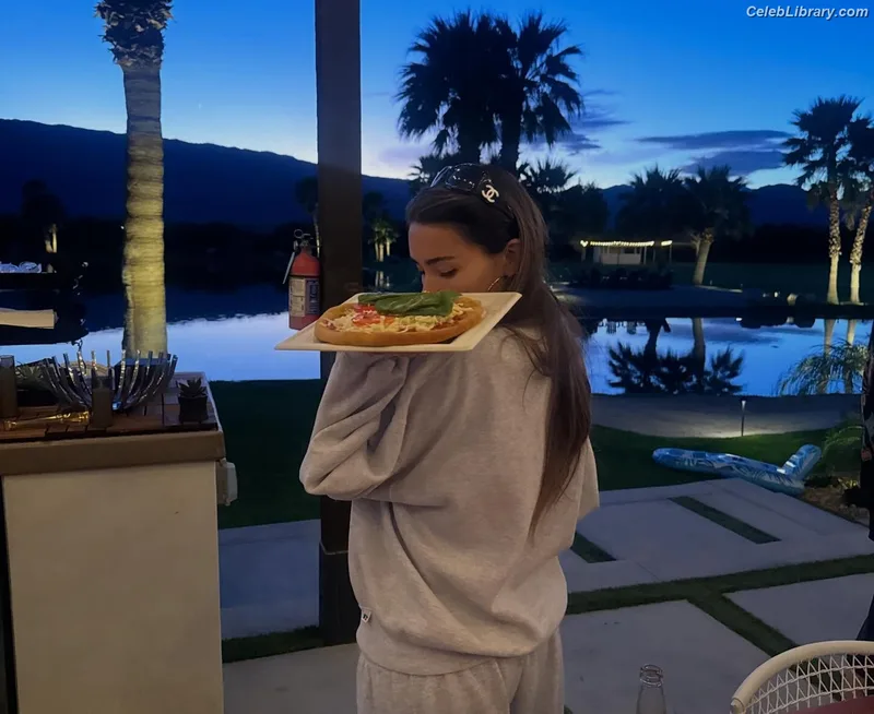 Madison Beer photo 1 of 3479