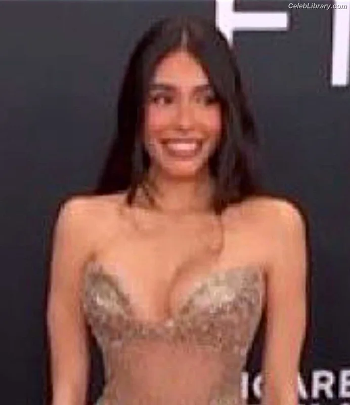 Madison Beer photo 15 of 3479