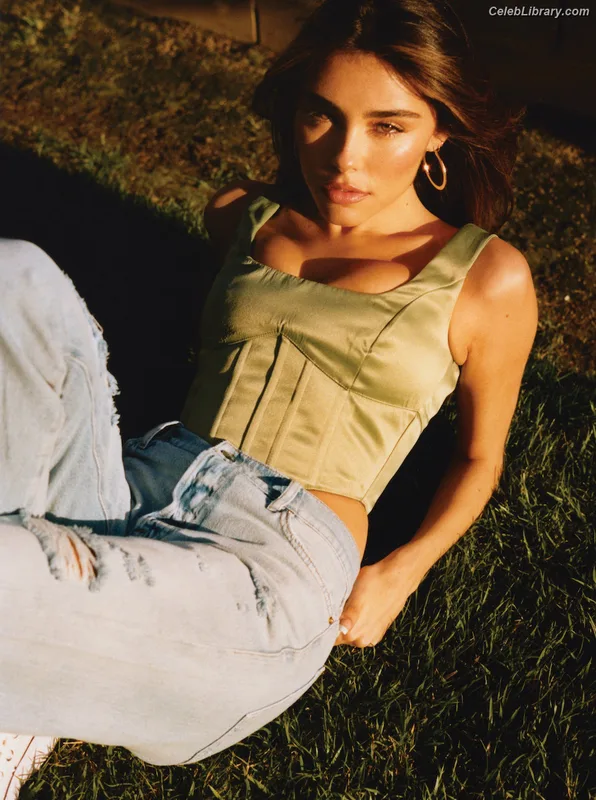 Madison Beer photo 24 of 3479
