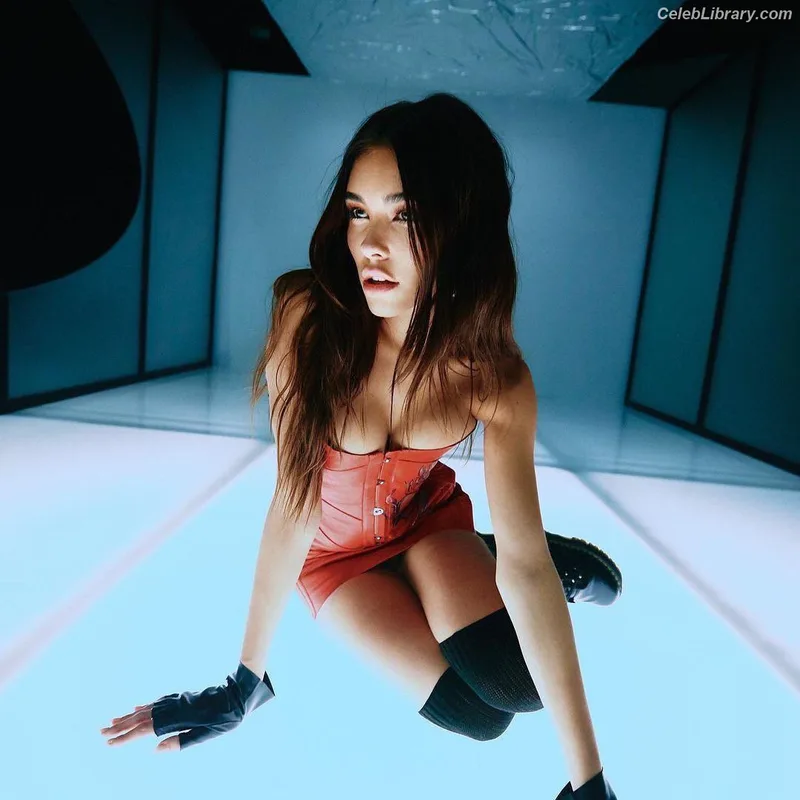 Madison Beer photo 20 of 3479