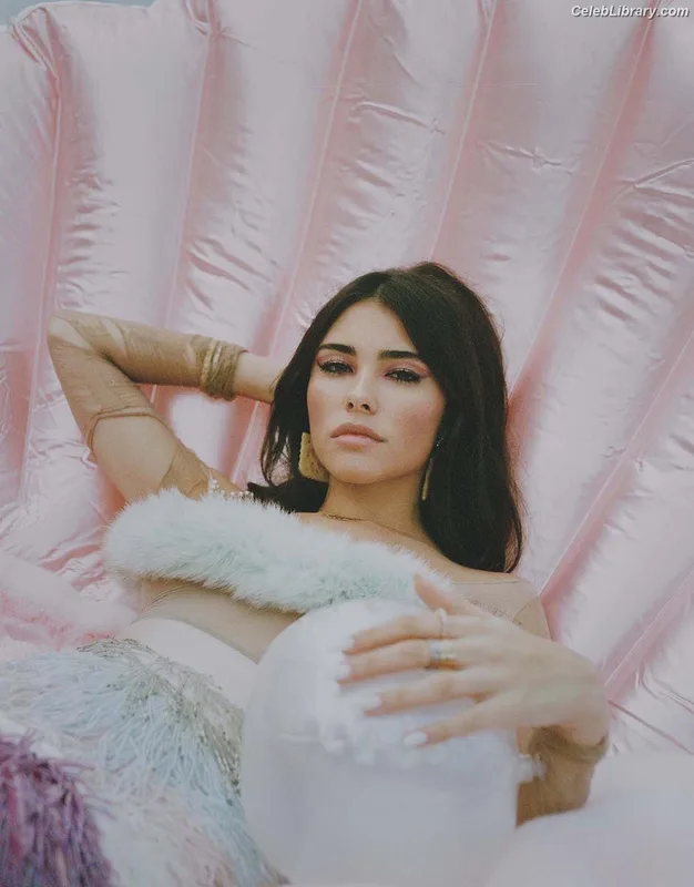 Madison Beer photo 7 of 3479