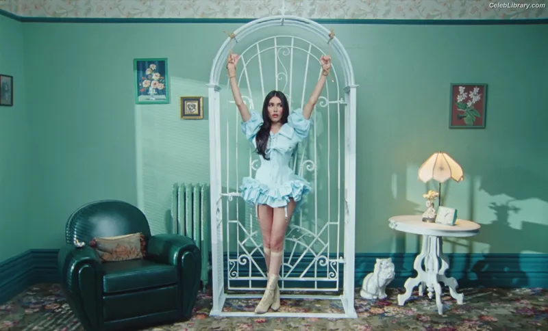 Madison Beer photo 2 of 3479