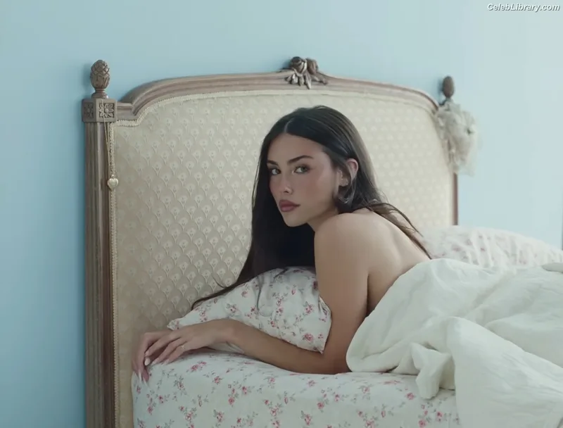 Madison Beer photo 10 of 3479