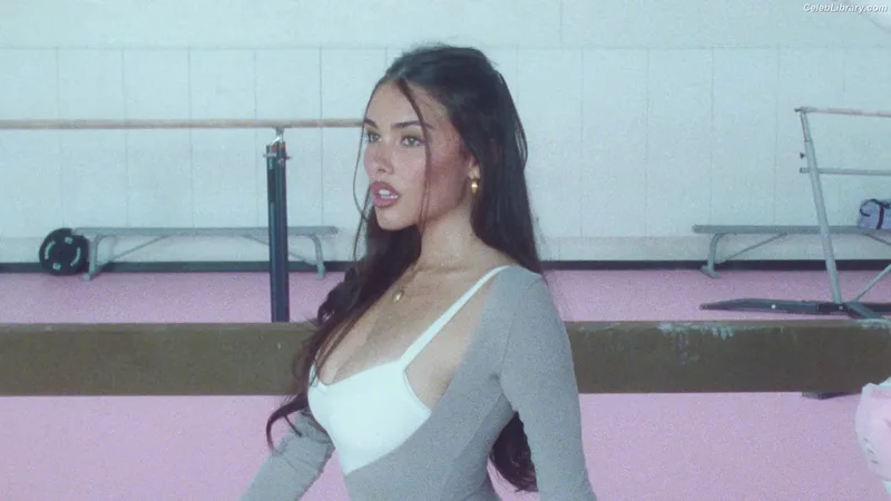 Madison Beer photo 23 of 3479