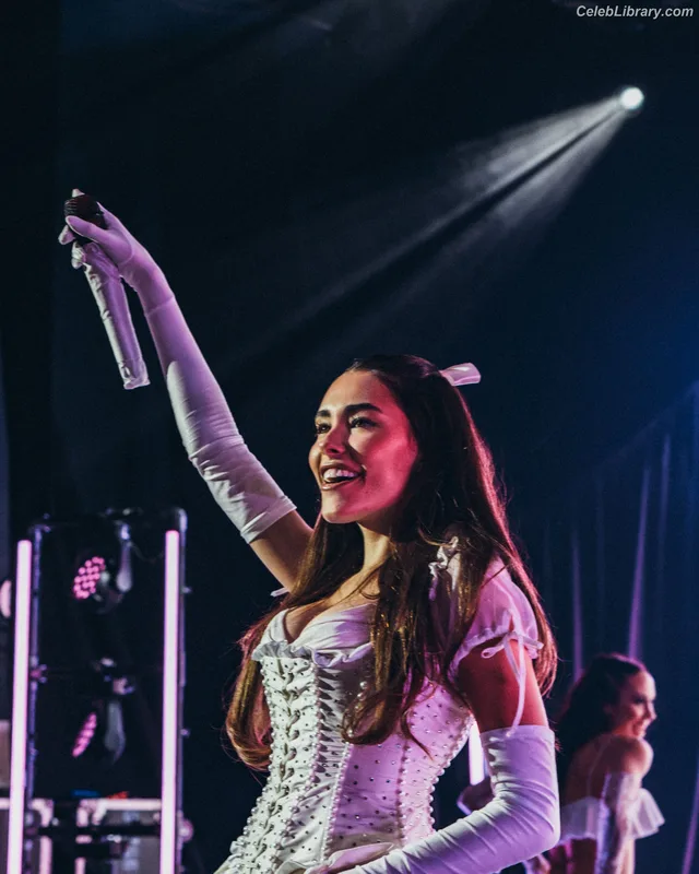 Madison Beer photo 9 of 3479
