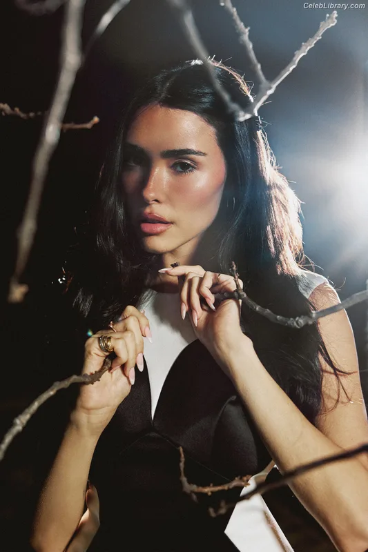 Madison Beer photo 14 of 3479
