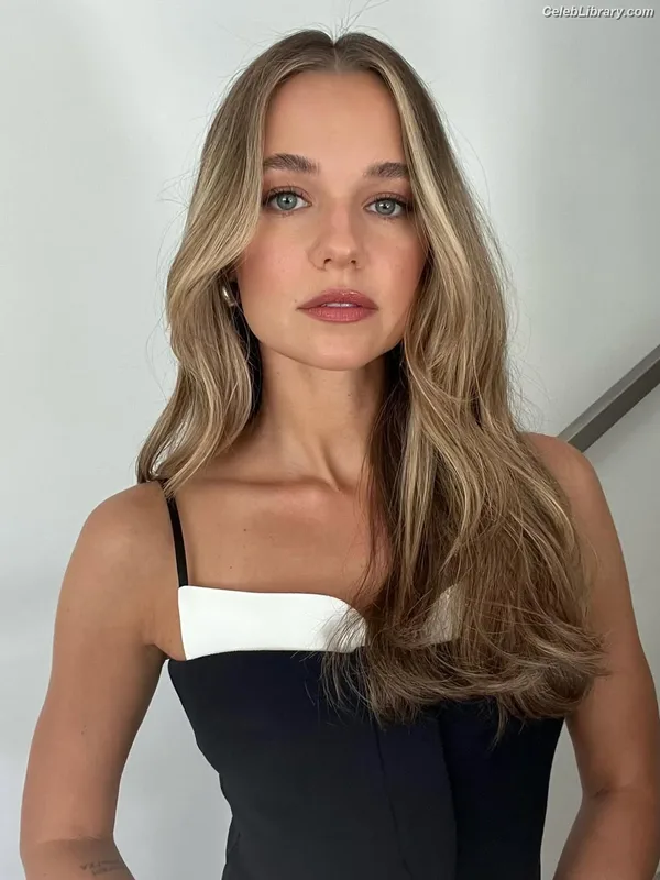 Madison Iseman photo 1 of 337