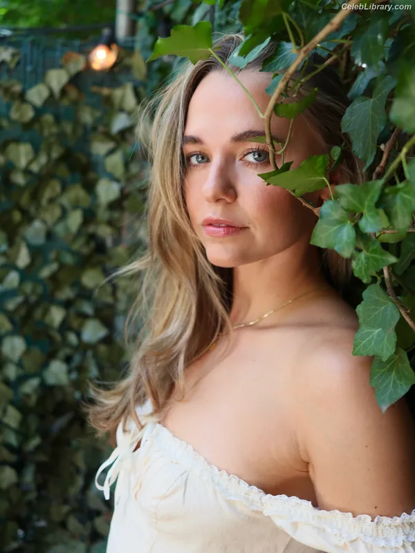 Madison Iseman photo 10 of 337
