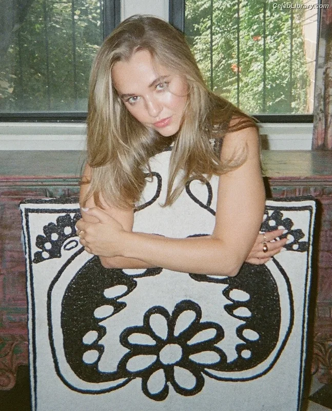 Madison Iseman photo 13 of 337