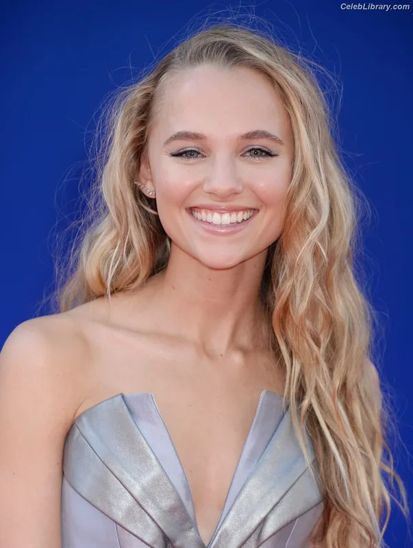 Madison Iseman photo 17 of 337