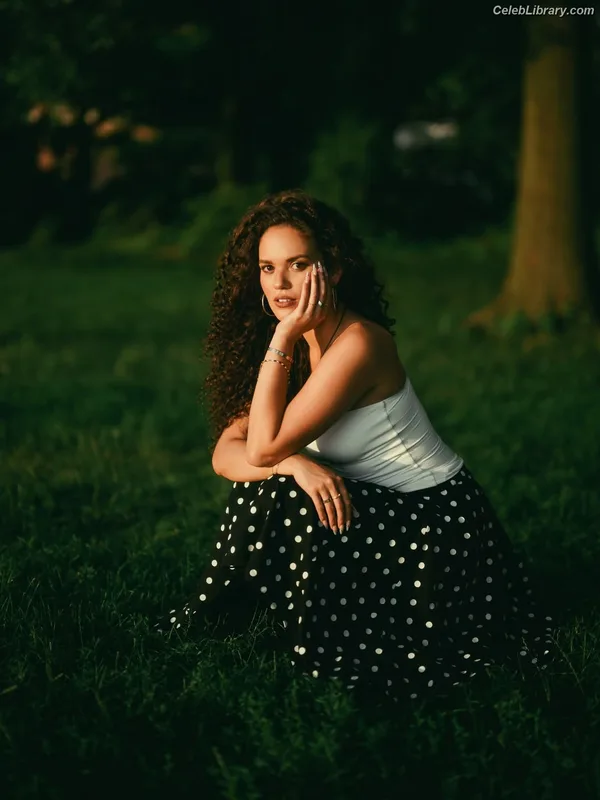 Madison Pettis photo 3 of 757