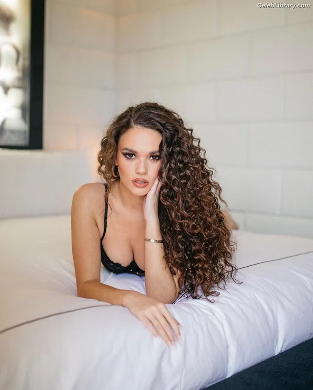 Madison Pettis photo 21 of 757