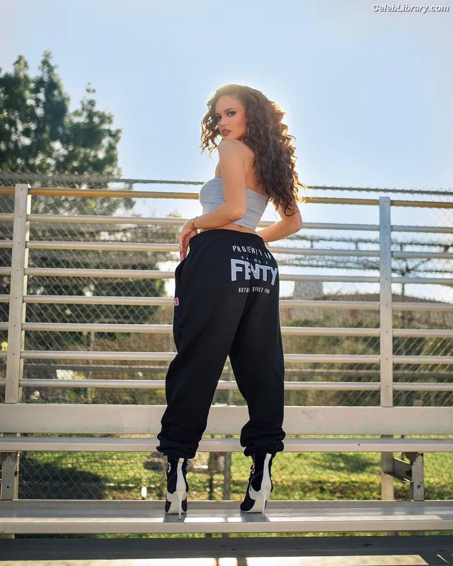 Madison Pettis photo 16 of 757