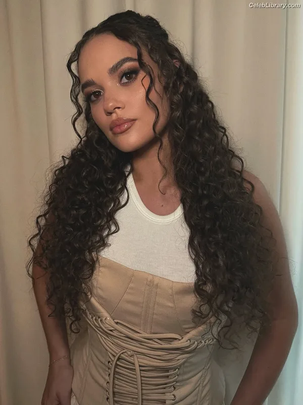 Madison Pettis photo 4 of 757