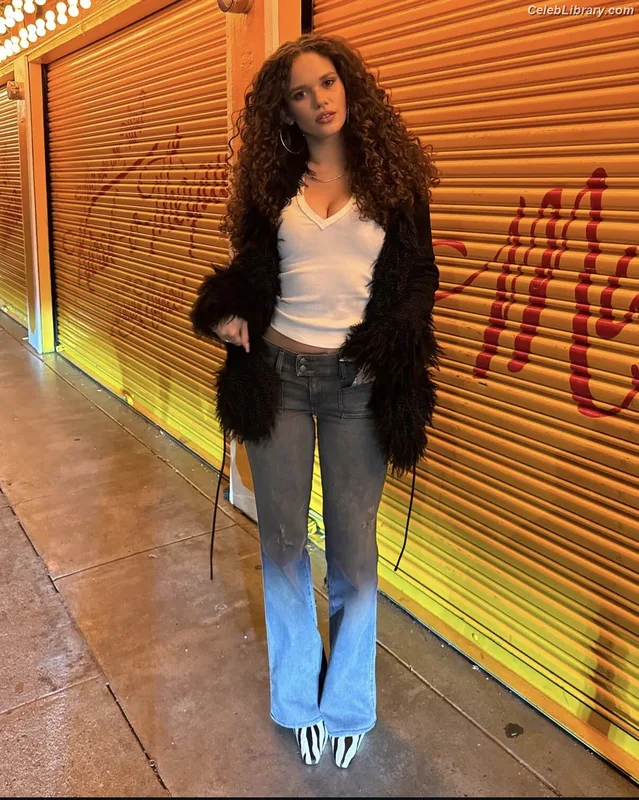 Madison Pettis photo 2 of 757