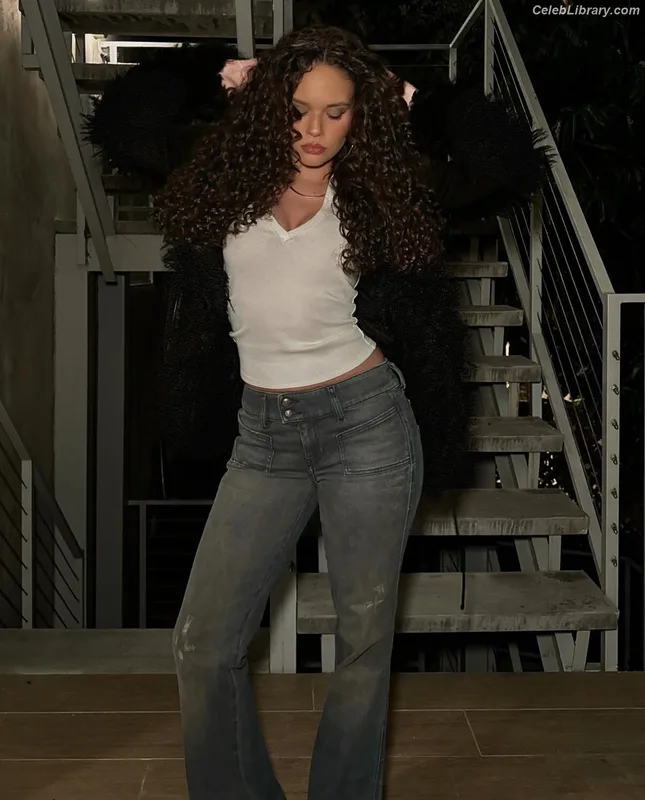 Madison Pettis photo 3 of 757
